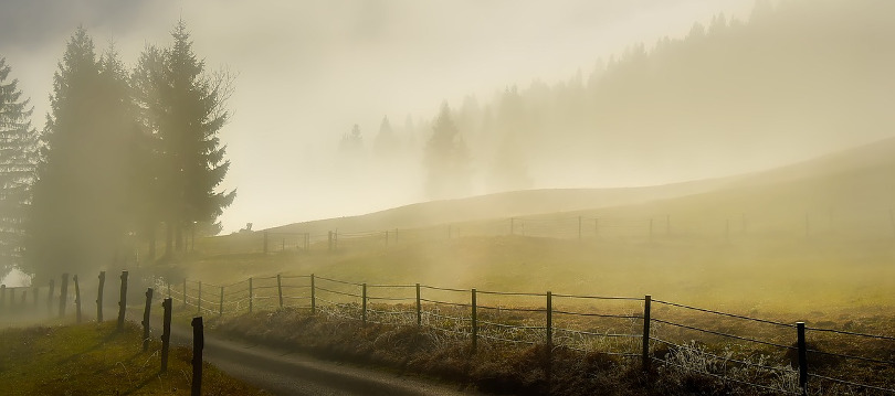 Paysage montagnard dans le brouillard.