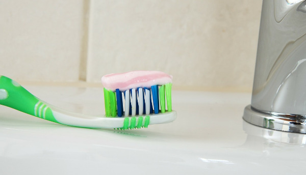Dentifrice sur brosse à dents