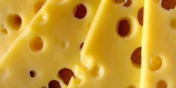 Tranches de fromage avec des trous