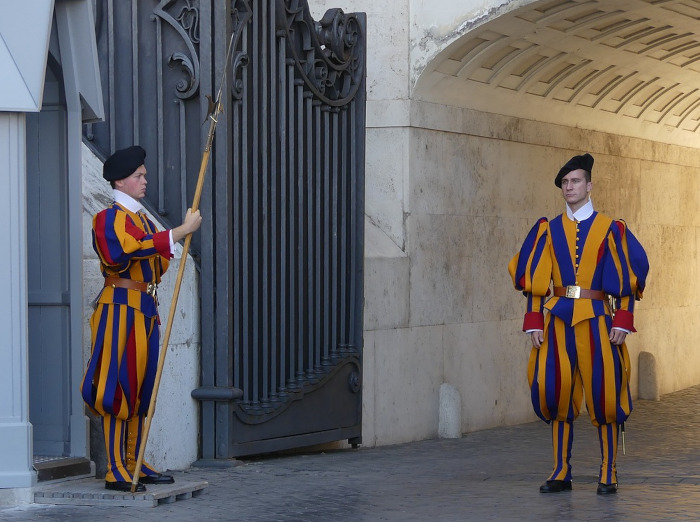 Gardes suisses postés devant l'entrée du palais apostolique au Vatican