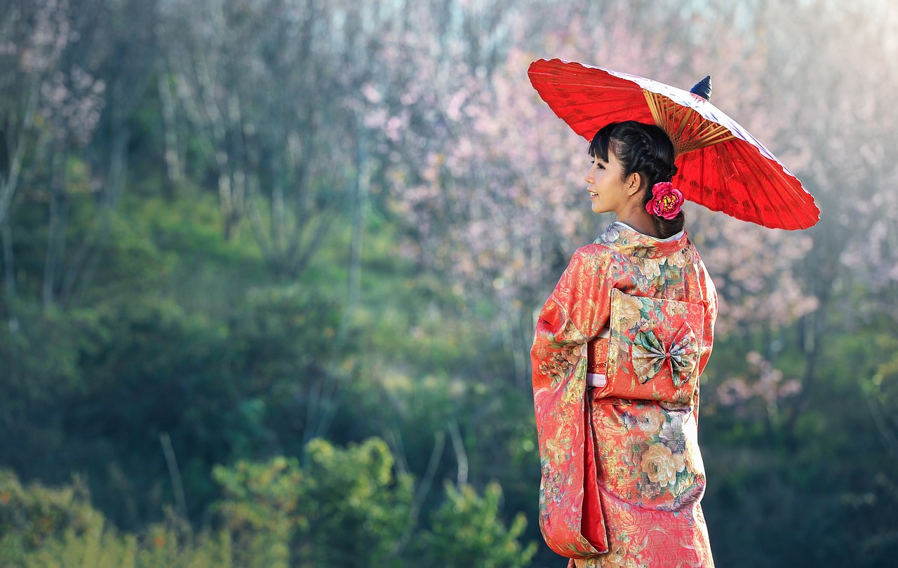 Une femme vêtue d'un kimono