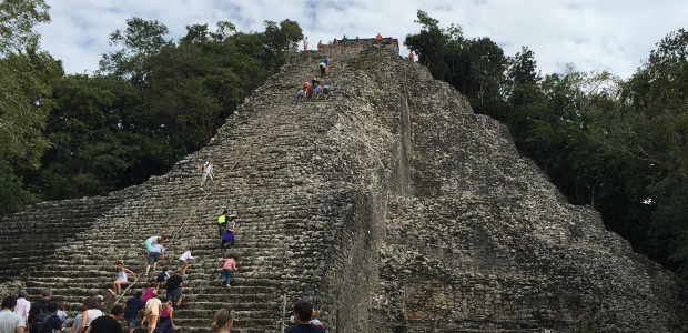 Pyramide maya dans la jungle mexicaine