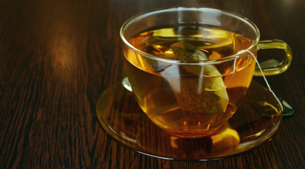 Infusion de tisane dans une tasse